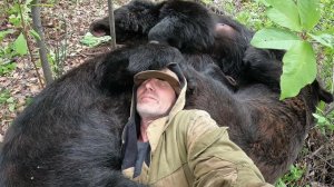 Чтобы не замёрзнуть пришлось приткнуться к медведям.