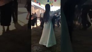 Азарина на свадьбе танцует