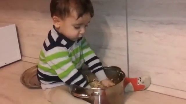 Ребёнок моет руки в кастрюле! смотреть онлайн
