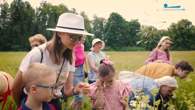 На прогулку по цветущему лугу блондинка надела лишь панамку - порно фото