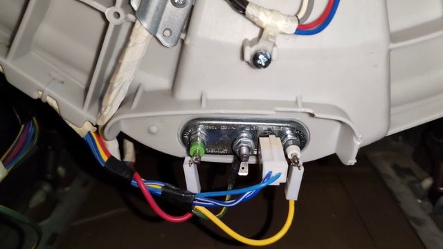 Как НЕ надо менять предохранитель ? смотреть онлайн