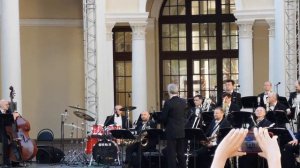 джазовый оркестр имени Олега Лундстрема. соло ударника поражает.