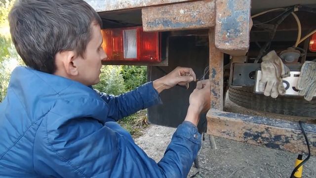 УСТАНОВКА ЗАДНИХ ФОНАРЕЙ НА ПЯТИТОННИК HYUNDAI/БРАК,ПРОВОДА ЗАЖАТЫ В "МАМКАХ"