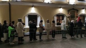 Очередь паломников к Матроне. Храм вечером.