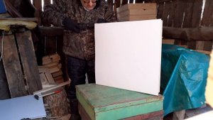Обшиваю ульевые крышки железом.