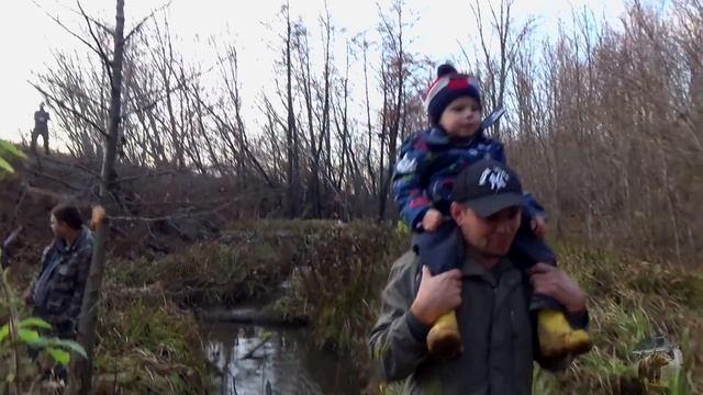 Сузуки Витара против Нивы через ручей. Сломали обе. Suzuki Vitara vs Lada Niva смотреть онлайн