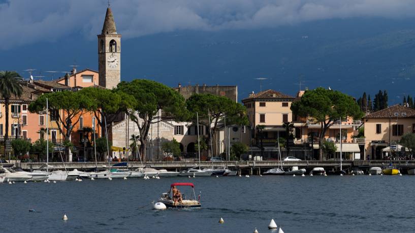 Вода с сюрпризом: мэр Италии выпил из крупнейшего озера в стране
