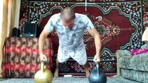 Отжимания на ручках гирь на кулаках