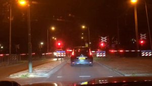 Как работает железнодорожный переезд в Нидерландах, время открытия после того как проехал поезд.