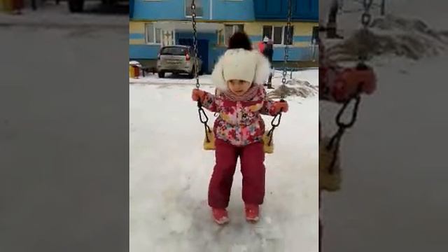 Алия на улице, качается на качеле. смотреть онлайн