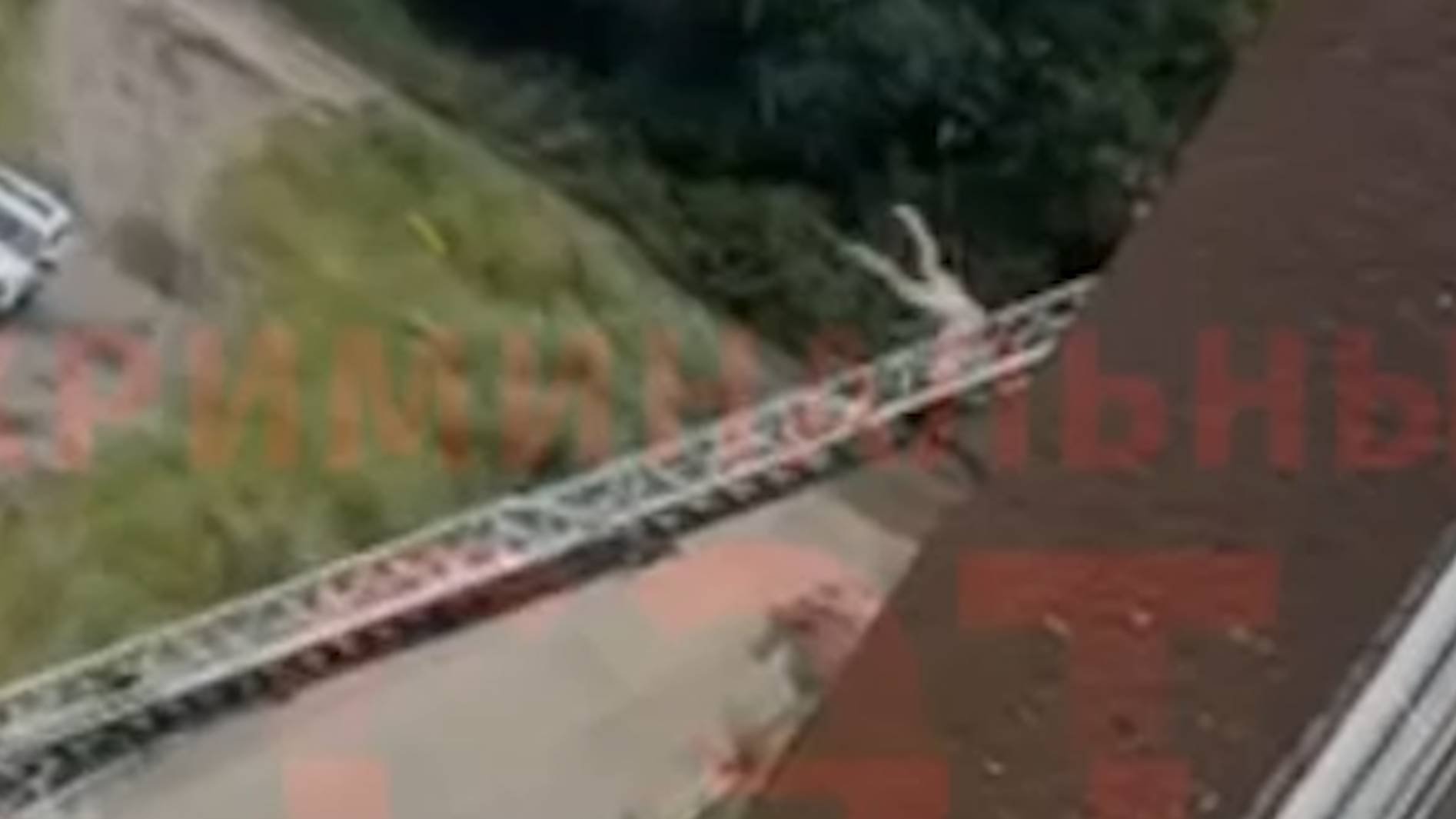 Дама кубарем скатилась по автолестнице с 6 этажа. Real video
