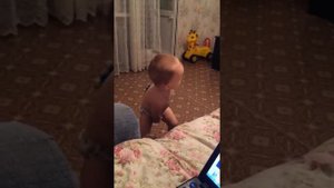 Маленький мальчик таааак мило танцует