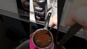 Варим молотый кофе.