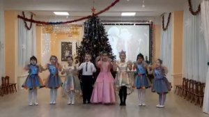 Песня " По белому снегу идёт Новый год!"