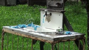 Резиновые перчатки + вода из под крана