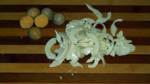 Рыбный салат из консервов с рисом