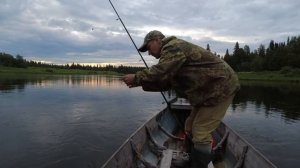 ПЕРЕДЕЛАЛ БОМБАРДУ И ПОНЕСЛАСЬ! РЫБАЛКА С ЛОДКИ! ЛОВИМ РЫБУ НОЧЬЮ.