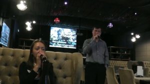 Отдых в караоке-баре.