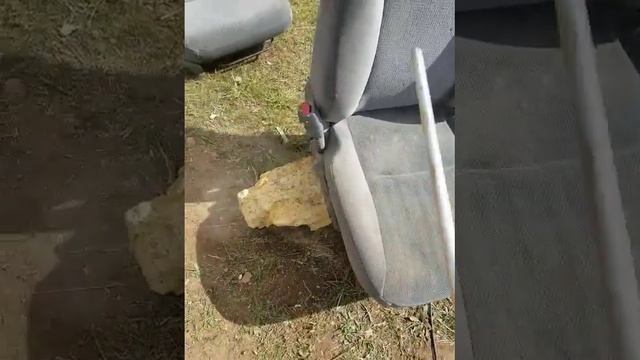 выбивание пыли из сидений авто перед химчисткой. колхозметод смотреть онлайн