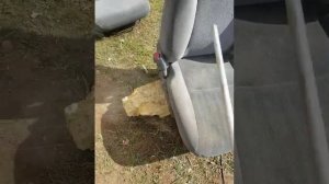 выбивание пыли из сидений авто перед химчисткой. колхозметод