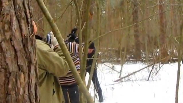 Мужчины рубят сухие деревья для костра... смотреть онлайн