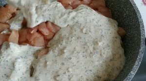 Куриное филе в сметанно-сырном соусе на сковороде.