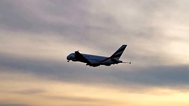 Airbus A380 Emirates starting on airport Vienna Schwechat, Austria (P16). смотреть онлайн