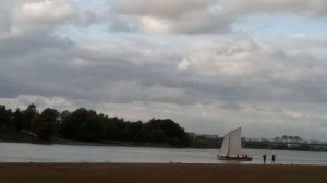 Учебный парусник Клуба Юных моряков Великого Новгорода маневрирует на реке Волхов