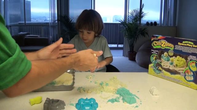 ВИДЕО ДЛЯ ДЕТЕЙ. Открываем коробку с кинетическим песком. Toy Review Kinetic Sand Cra-Z-Sand . смотреть онлайн