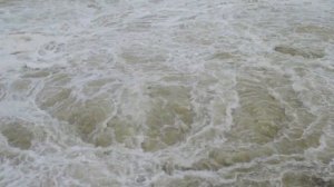 ГЭС сбрасывает воду