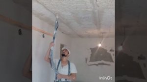 Механизированная штукатурка потолка толстым слоем.