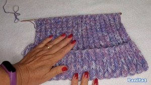 Красивая женская шапка эффектным узором спицами. Подробный МК плюс схема.