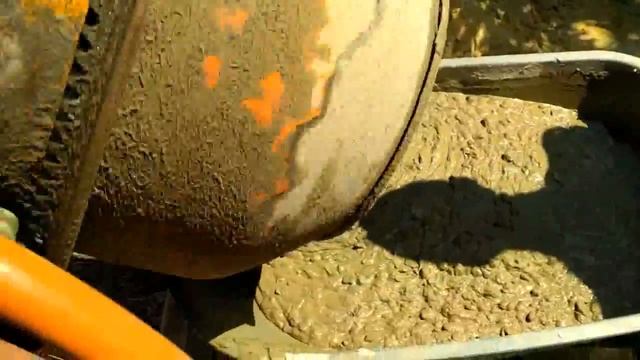 заливка бетонной стяжки в сарае