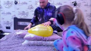 Лопаем воздушный шарик подушкой. Шарик против подушки. Возможно ли такое?