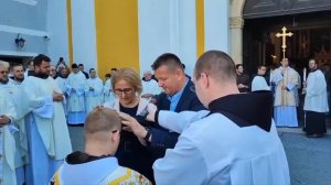 Mlada misa Virovitičanina fra Antonia Kirina - roditeljski blagoslov i ulazak u crkvu sv. Roka