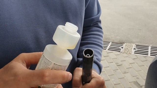 Как залить присадку к топливу в бак на заправке. Простой способ.