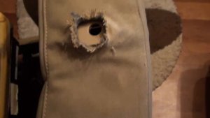 Как снять чехол со спинки кресла авто , не снимая крепление для подголовника.