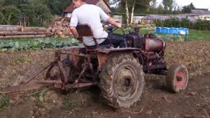 самодельный трактор копаем картошку