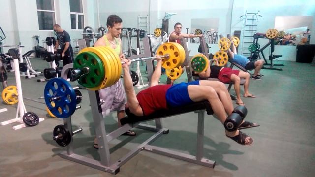 Жим лёжа на обратнонаклонной скамье штанги весом 160 кг смотреть онлайн