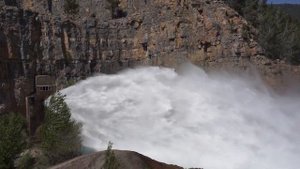 Спуск воды или водосброс / водослив из водохранилища в Монтанехос / Montanejos. Испания.