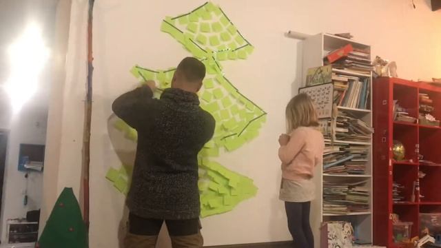 ЕЛКА на стене! ЕЛКА из стикеров! Рисуем на стене! смотреть онлайн