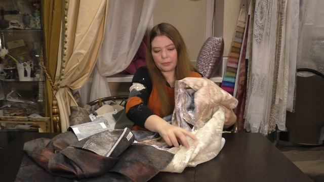 #674. Шторы для спальни в теплых серых тонах с бордовой мебелью