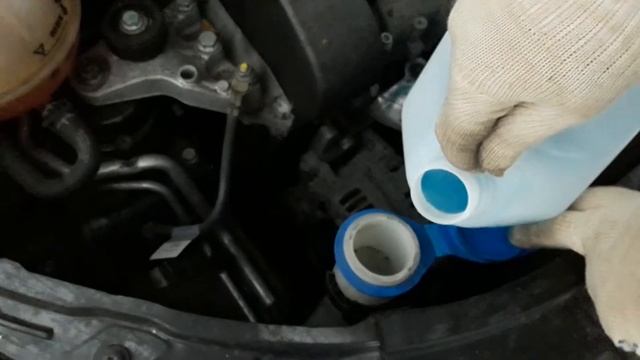 Как залить омывайку в авто Skoda VW Audi Seat washing liquid смотреть онлайн