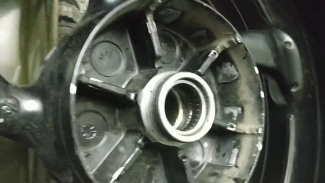 Vmax1700 замена подшипников в заднем 240м колесе. смотреть онлайн