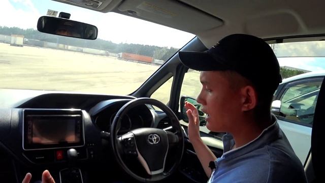 Обзор Toyota Voxy? 2014г V-2.0 4WD без пробега по РФ. Сравнение с Toyota NOAH! смотреть онлайн