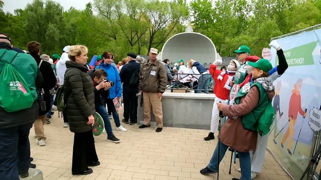 Массовый заход «Московского долголетия» по скандинавской ходьбе 2022 смотреть онлайн