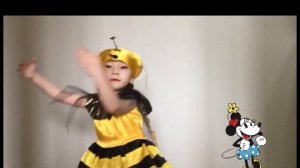 Детские песни. Акулёнок. Пчелка. Костюм пчёлки. Песенки для детей. Танец пчелок для маленьких