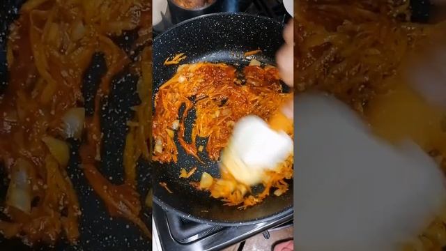 ТЕФТЕЛИ С БУЛГУРОМ. ТУШЁНАЯ КАПУСТА. УЖИН НА СКОВОРОДЕ. смотреть онлайн