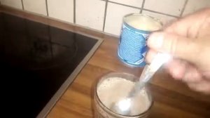 какао со сгущенным молоком и вафельные квадратики.