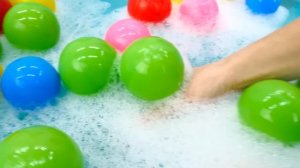 Мультики для самых маленьких — Ам Ням и бассейн с пеной и шариками — Развивающие игрушки для малышей